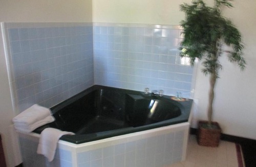 Williamstown Hotel | Plum Tree Inn