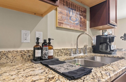 Lake Charles House | Plush Beds|High-Speed Wi-Fi| Workspace