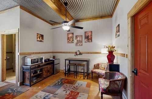 Fredericksburg Cabin | Plush dog-friendly suite on HWY 290 Wine Trail
