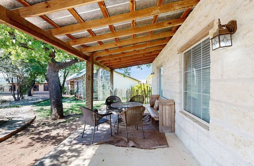 Fredericksburg Cabin | Plush dog-friendly suite on HWY 290 Wine Trail