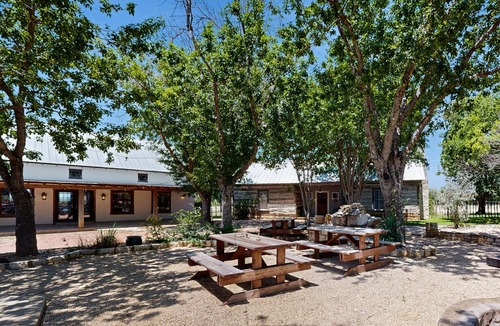 Fredericksburg Cabin | Plush dog-friendly suite on HWY 290 Wine Trail