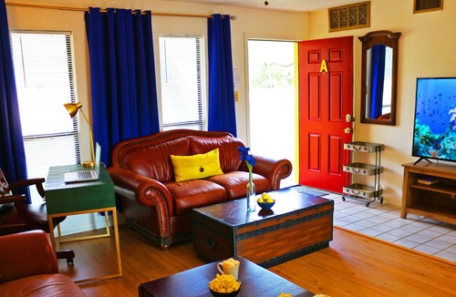 Manor Apartment | Plush Double King Apt w Parking, Pet friendly, WiFi & Laundry