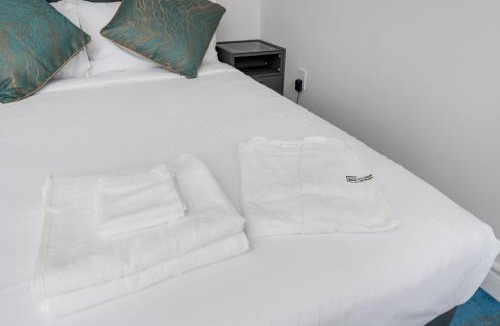 West Queen West Hotel | PLUSH Hotel Downtown CN Tower