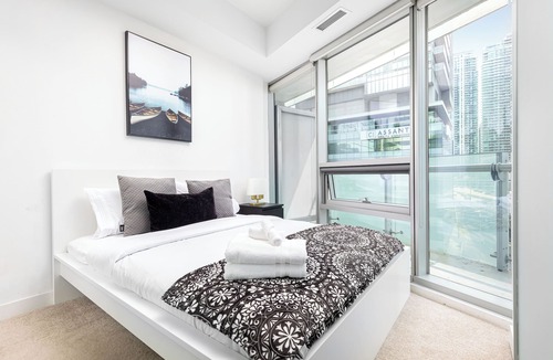 Niagara Hotel | Plush Hotel -Downtown Toronto 2 bedroom suite near CN Tower