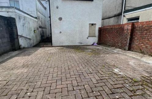 Skewen Apartment | Plush Place