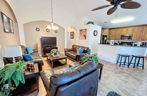 Highgate Park House | Pluto`s Palace: Private Pool/Spa & 24/7 Support!