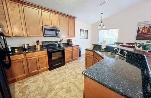 Highgate Park House | Pluto`s Palace: Private Pool/Spa & 24/7 Support!