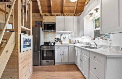 Darrington House | PNW River Cabin Hot Tub Firepit Fireplace