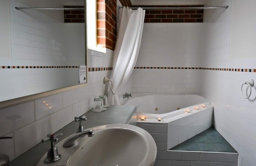 Rutherglen Hotel | Poachers Paradise Motel