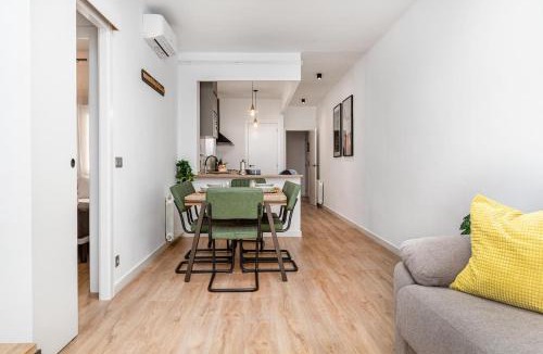 El Poble-sec Apartment | Poble Sec 3BR 2BA Balcony Sleeps 7