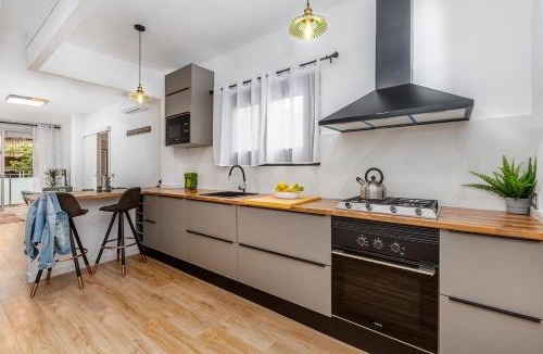 El Poble-sec Apartment | Poble Sec 3BR 2BA Balcony Sleeps 7
