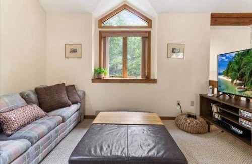 Pocono Pines House | Pocono Chalet/4 BDRMS/Fireplace