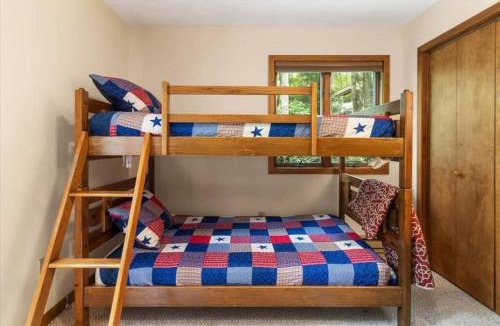 Pocono Pines House | Pocono Chalet/4 BDRMS/Fireplace