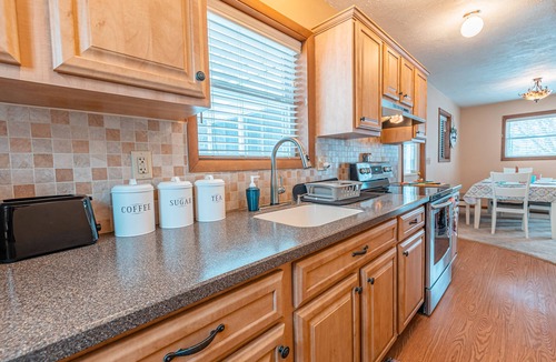 Long Pond Ski Chalet | Pocono Chalet w Hot Tub, Firepit Games & Pool Table