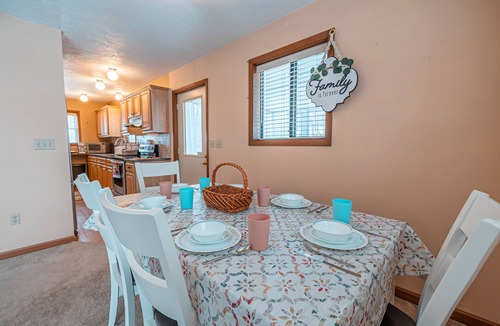 Long Pond Ski Chalet | Pocono Chalet w Hot Tub, Firepit Games & Pool Table