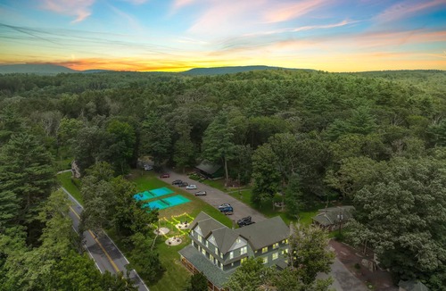 Canadensis House | Pocono Modern | Firepit | Starry Sky | Pets OK