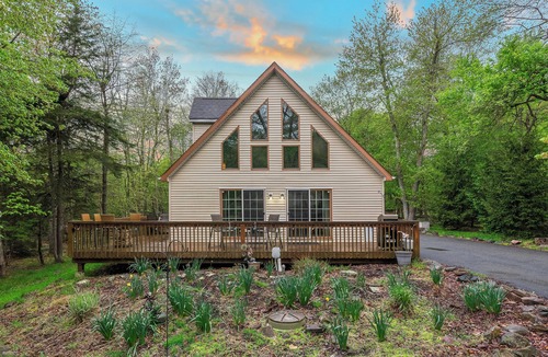 Lake Harmony Estates Ski Chalet | Pocono Retreat | Summer Beach Access + Mins to Big Boulder | Chalet on Chalet