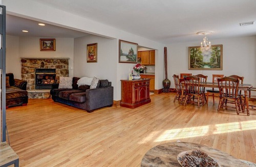 Pocono Summit House | Pocono Ski Trip Getaway with Hot Tub