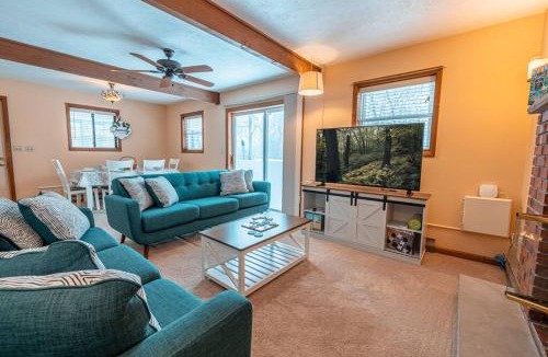 Long Pond Ski Chalet | PoconoChalet-Hot Tub-Grill-Firepit-Games