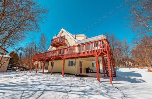 Long Pond Ski Chalet | PoconoChalet-Hot Tub-Grill-Firepit-Games