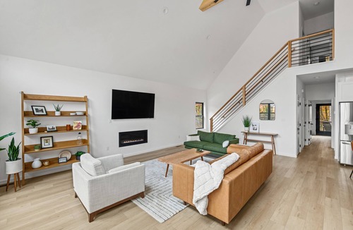 Jim Thorpe Ski Chalet | poconojo's | Spacious & Modern Chalet Near Ski Mt!