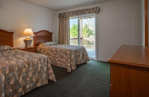 Drums Condo | Poconos 2BR Resort Condo in Beech Mountain Lakes