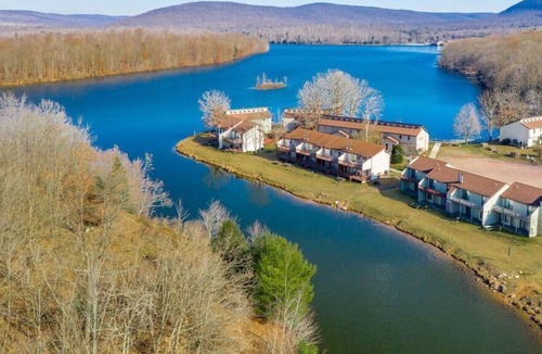 Drums Condo | Poconos 2BR Resort Condo in Beech Mountain Lakes
