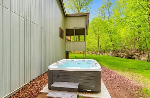 Tobyhanna Hotel | Poconos Hideaway - Woods & Wildlife