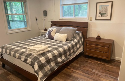 Long Pond House | Poconos Lake House Near Ski Resort