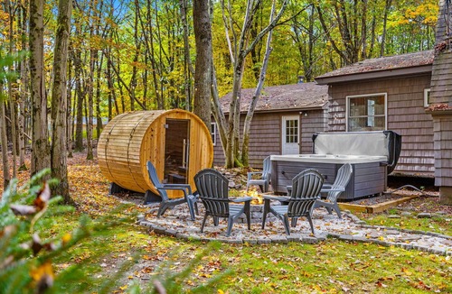 Briar Crest Woods Cabin | Poconos Pines - Lake Access, Hot Tub, Sauna, Fire Pit!