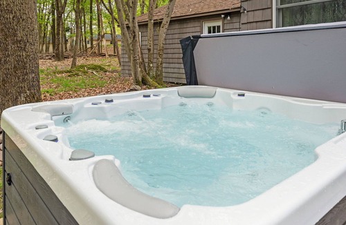 Briar Crest Woods Cabin | Poconos Pines - Lake Access, Hot Tub, Sauna, Fire Pit!