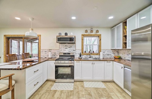 Stroudsburg House | Poconos Vacation Home w/Deck & Fire Pit