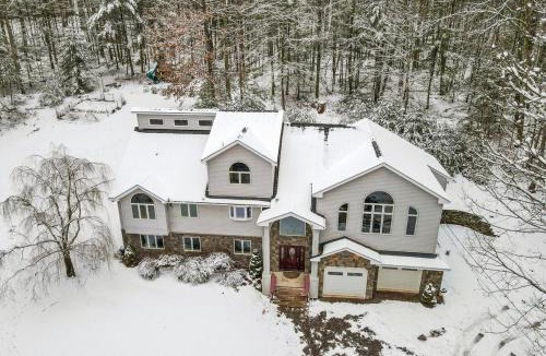 Tafton Villa | Poconos Villa arcade movie theater hot tub