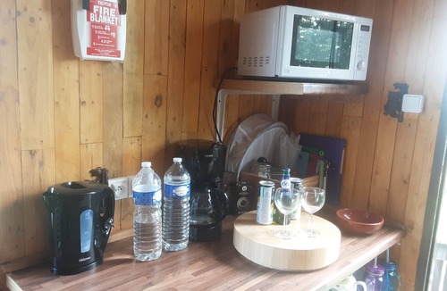 Colombiers-du-Plessis Cabin | Pod - Sleeps 2 - Jacuzzi - Parking - Garden
