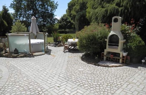Colombiers-du-Plessis Cabin | Pod - Sleeps 2 - Jacuzzi - Parking - Garden