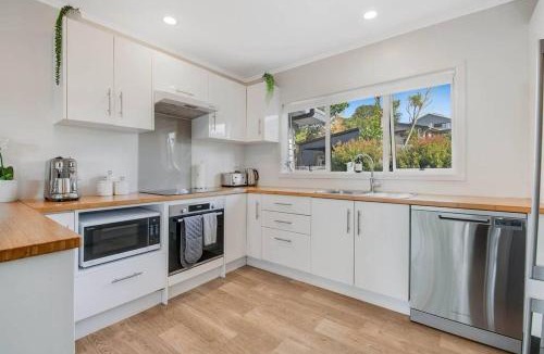 Red Beach Apartment | Pohutukawa Estuary Views