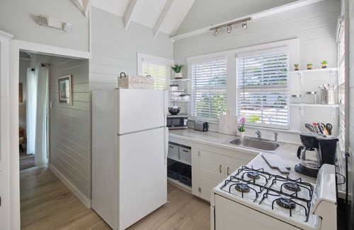 Key West Historic District House | ~ POINCIANA TREETOP ~ Casual second floor duplex 2 blocks from Duval Street!