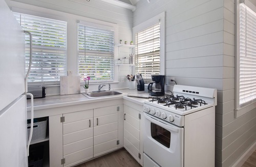 Key West Historic District House | ~ POINCIANA TREETOP ~ Casual second floor duplex 2 blocks from Duval Street!