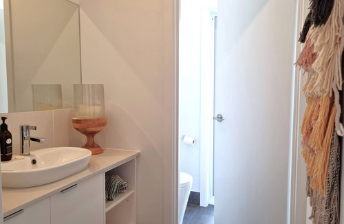 Muloowurtie Hotel | Point Break, Black Point