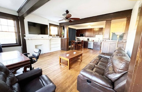 Point Breeze North Apartment | Point Breeze Duplex w/Parking