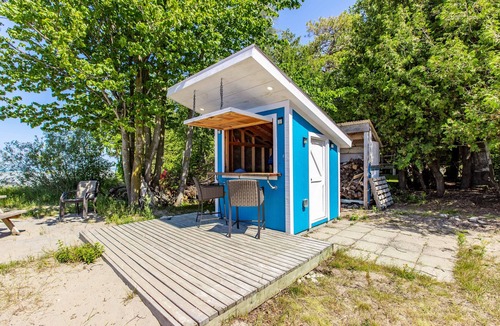 Huron-Kinloss Cottage | Point Clark Waterfront log Cabin