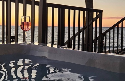 Leamington Cottage | Point Pelee Beach Access | Hot Tub + Sunset Views