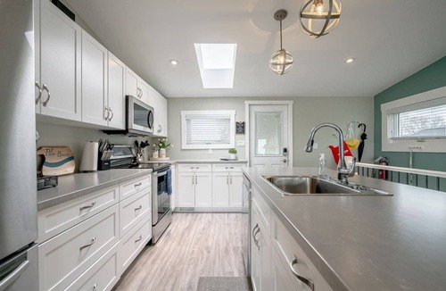 Leamington Cottage | Point Pelee Water Access + Fire Pit | Sleeps 8