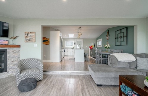 Leamington Cottage | Point Pelee Water Access + Fire Pit | Sleeps 8