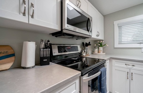 Leamington Cottage | Point Pelee Water Access + Fire Pit | Sleeps 8