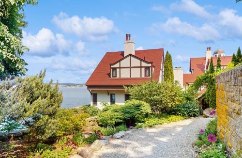 Gloucester Apartment | Point Radio Cottage