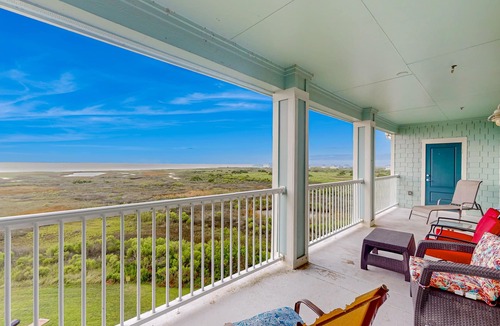 Red Fish Cove Condo | Pointe West getaway with pool, hot tub & bay-view balcony - walk to beach
