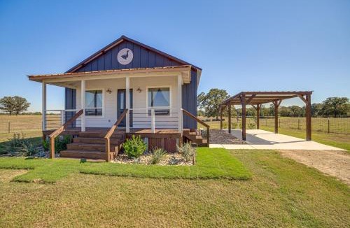 Van House | Pond & Grazing Cattle! Rural Getaway Near Van