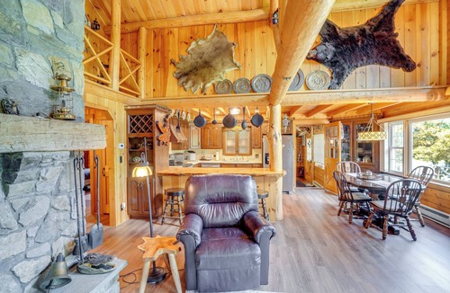 Glendale Cabin | Pond & Hot Tub! Airy Hudson Valley Escape