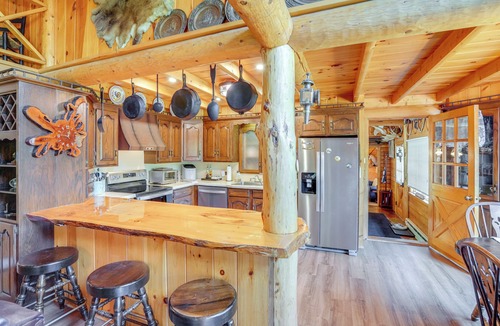 Glendale Cabin | Pond & Hot Tub! Airy Hudson Valley Escape